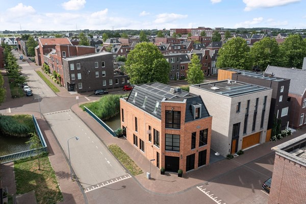 Vrijstaande woning aan het water met veel mogelijkheden.  